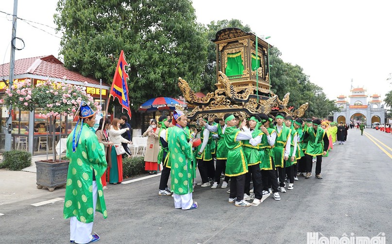 Nét độc đáo, khác biệt trong lễ rước kiệu Hai Bà Trưng ở xã Mê Linh so với các nơi khác là nghi thức giao kiệu: Bắt đầu lễ rước kiệu, từ đền ra, kiệu Trưng Trắc đi trước.