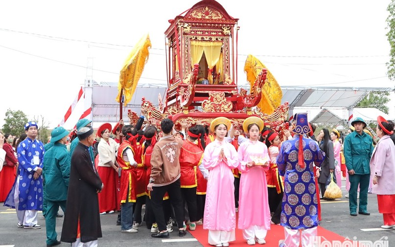 Ra đến đường kéo quân để về đình làng, thì kiệu Trưng Trắc chuyển sang để kiệu Trưng Nhị đi trước.